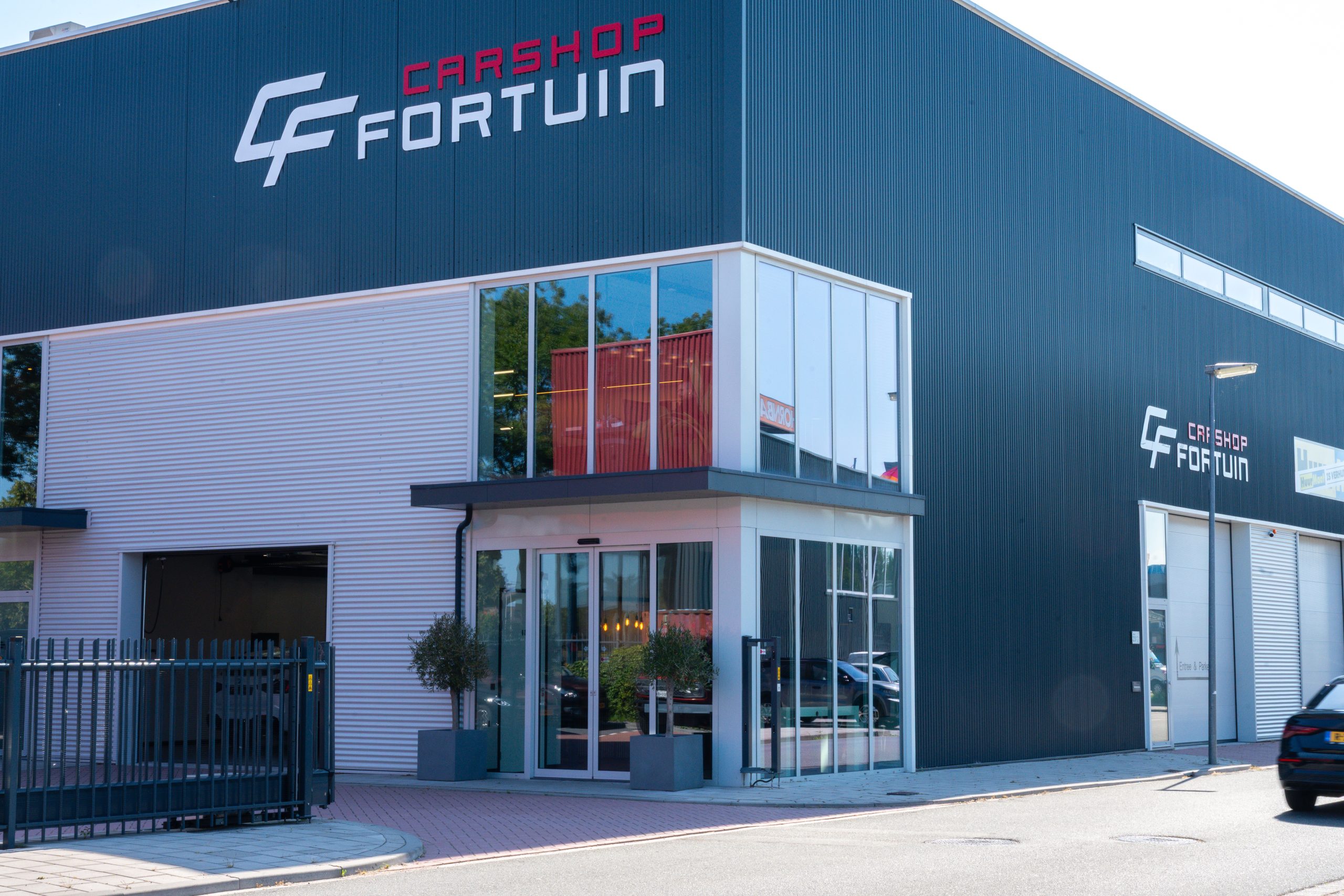 Showroom en balie van Carshop Fortuin